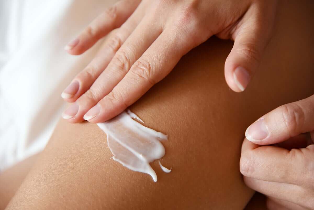 orsakerna till torr hud: kvinna smörjer in kräm
