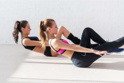 kvinnor utför övningar