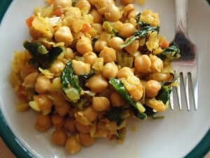 Kikärter på en tallrik.