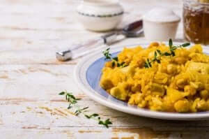 En tallrik curry med kikärter och ris.