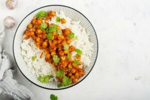 Så gör du curry med kikärter och basmatiris