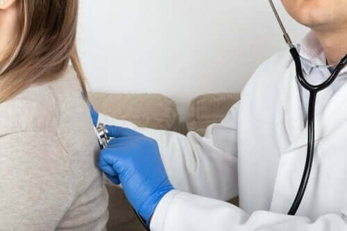 Kvinna på undersökning hos doktorn.