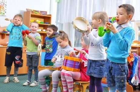 Barn som deltar i musikterapi.