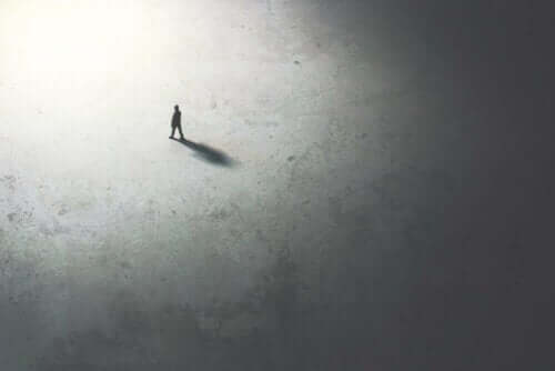 ensam person går mot ljuset.