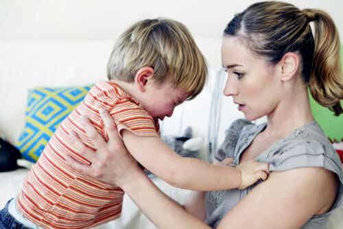 mamma pratar med gråtande barn