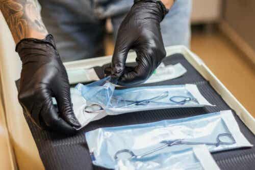 man hanterar instrument för Industriell piercing