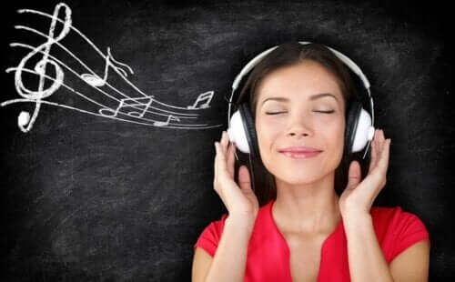 kvinna lyssnar på musik