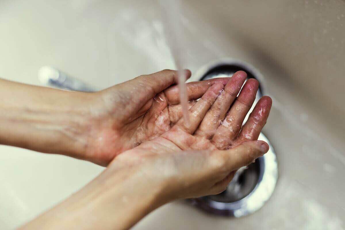 person tvättar händerna