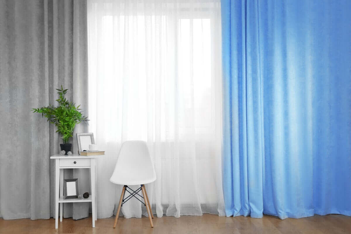 blå och vita gardiner
