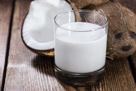 Mjölkfri kokosglass: Kokosmjölk i glas.