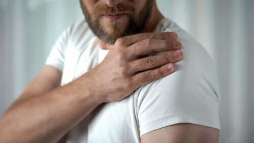 Man tittar på sin axel.