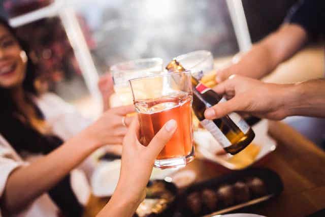 Vänner skålar med alkohol.