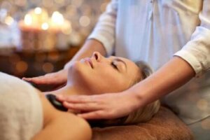 Vad är het sten-massage och vilka är fördelarna?