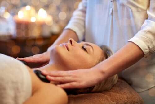 Vad är het sten-massage och vilka är fördelarna?
