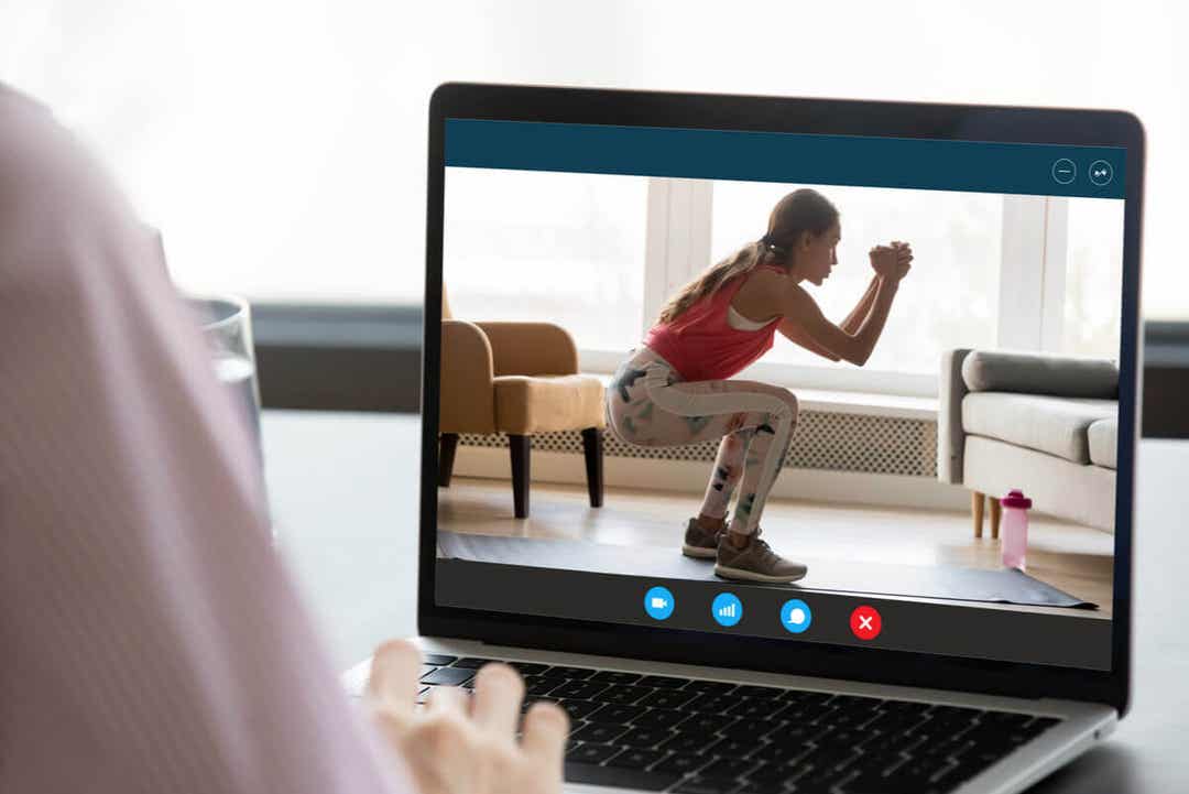Sociala medier: person tittar på någon som gör squats på laptop