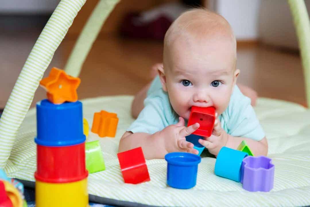 baby med leksaker