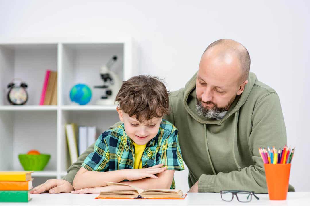 vanor du bör lära dina barn: pappa läser med son