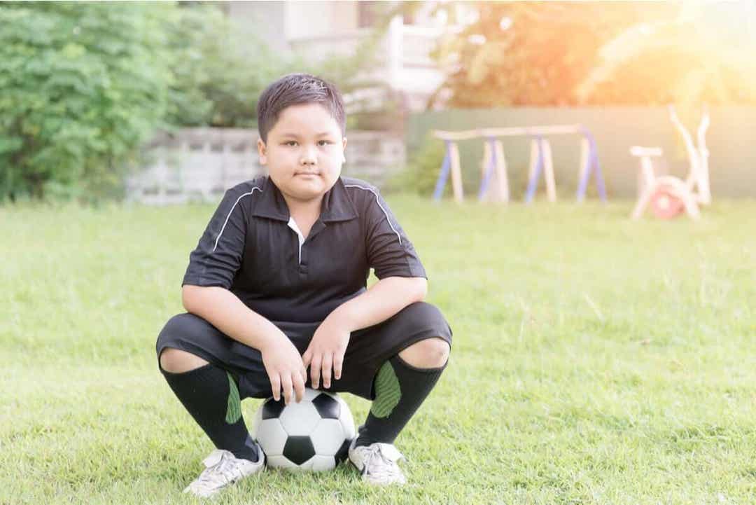 vanor du bör lära dina barn: barn med fotboll