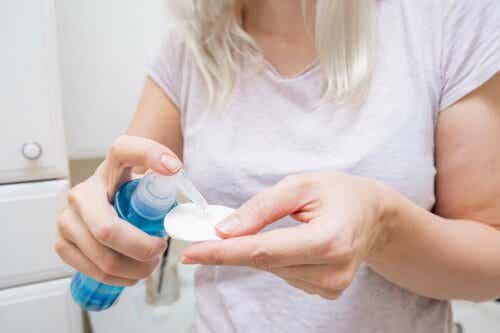 kvinna använder återanvändbara sminkpads