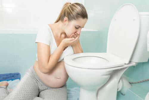 illamående gravid kvinna vid toalett