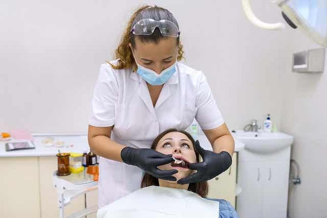 Kvinna besöker tandläkaren.