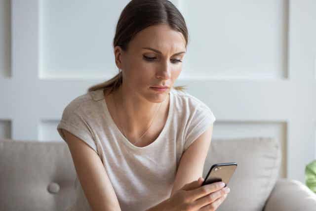 Kvinna håller koll på sitt ex på sociala medier.