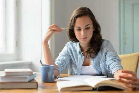 Nyttiga vanor: En kvinna studerar och dricker kaffe.