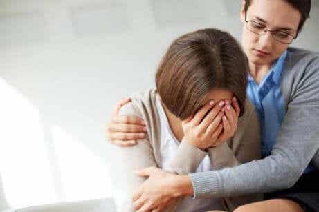 En mamma med tecken på förlossningsdepression.