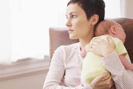 Tecken på förlossningsdepression: Mamma med baby som skriker.