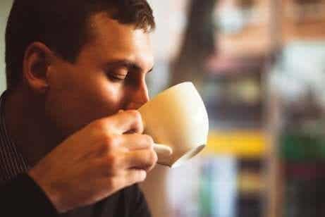 Hälsosamma vanor: en kaffedrickande man.
