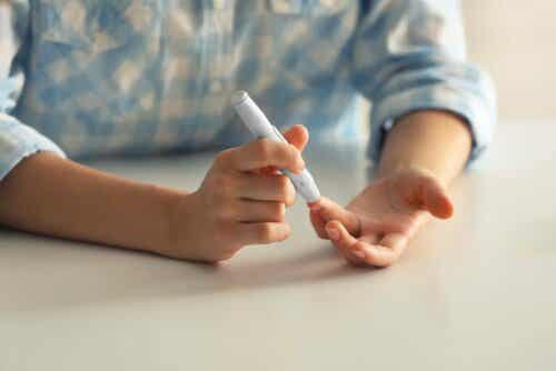 En person som gör ett blodsockertest.