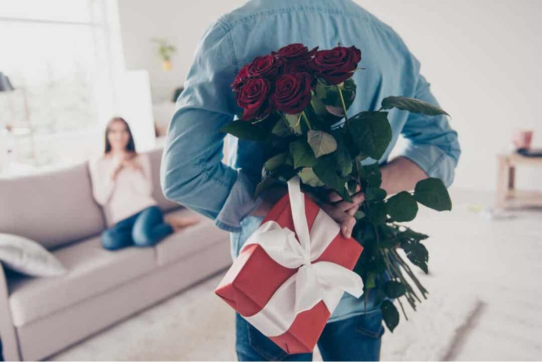 man kommer med rosor och present