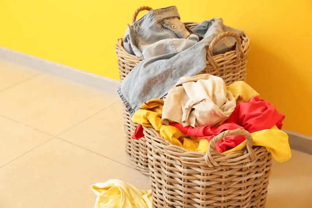 svartpeppar i tvättmaskinen: korgar med tvätt