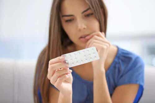kvinna med p-piller som innehåller progestin