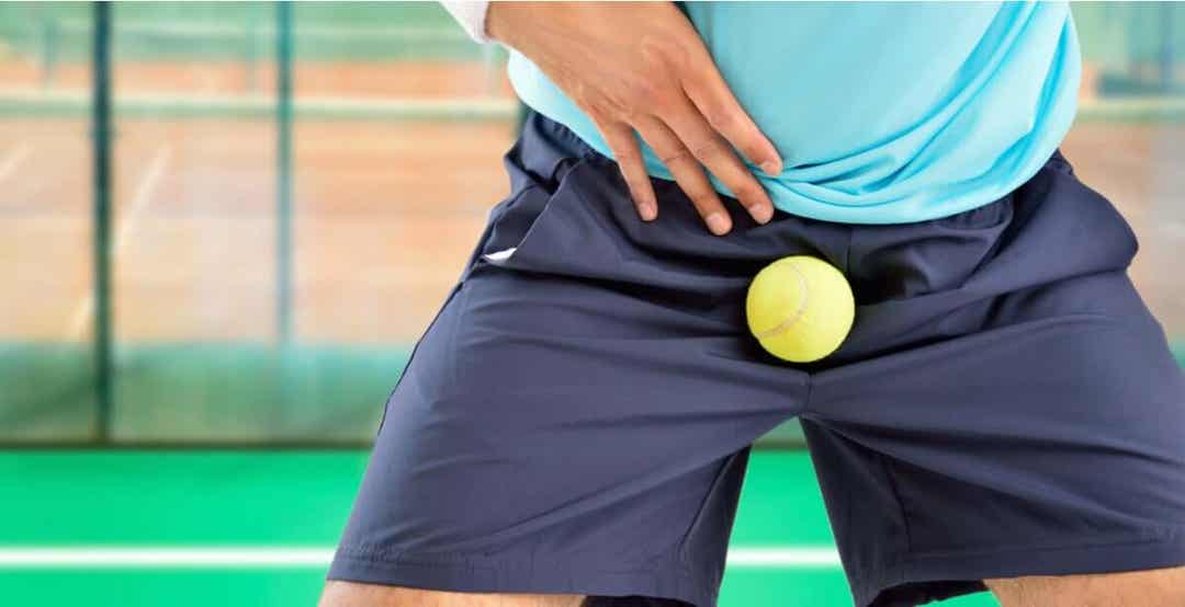 man får en tennisboll i testiklarna