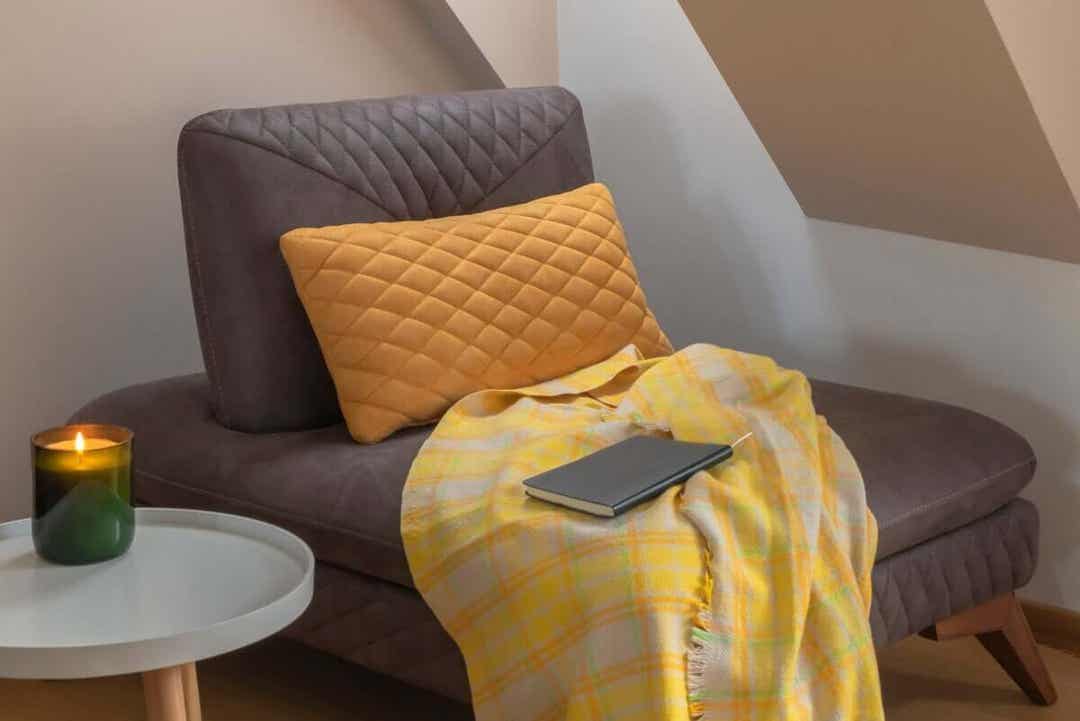 avkopplande hörn hemma med gul filt