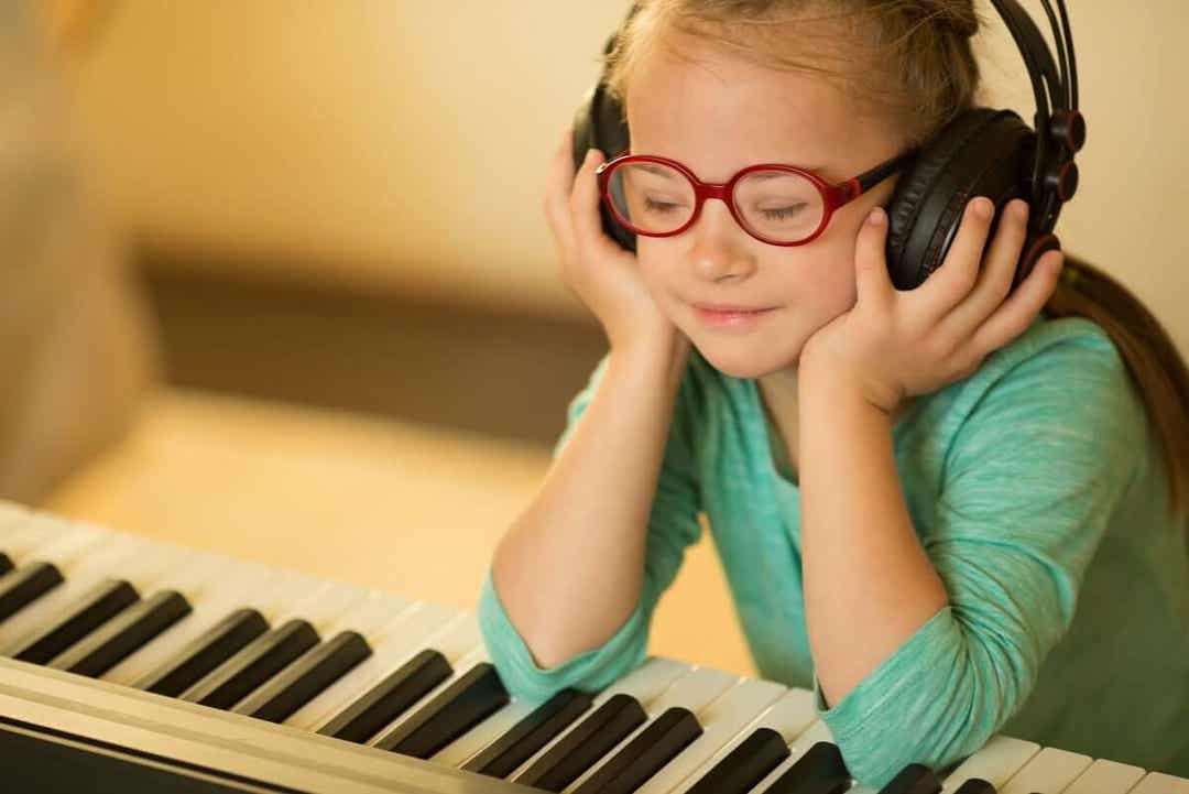 flicka vid piano