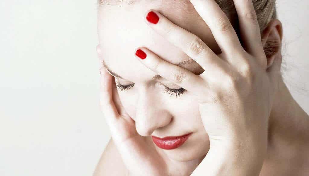 kvinna med huvudvärk