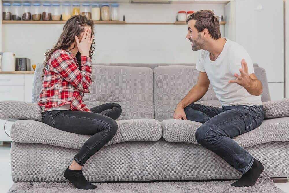 fem kärleksspråken: par bråkar på soffa