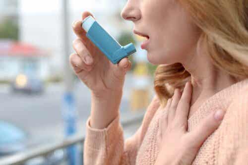 En kvinna som använder en inhalator