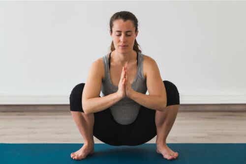 En kvinna tränar yoga