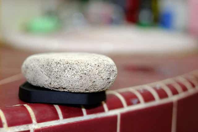 Använd pimpsten i badrummet