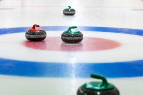 Curlingstenar nära boet.