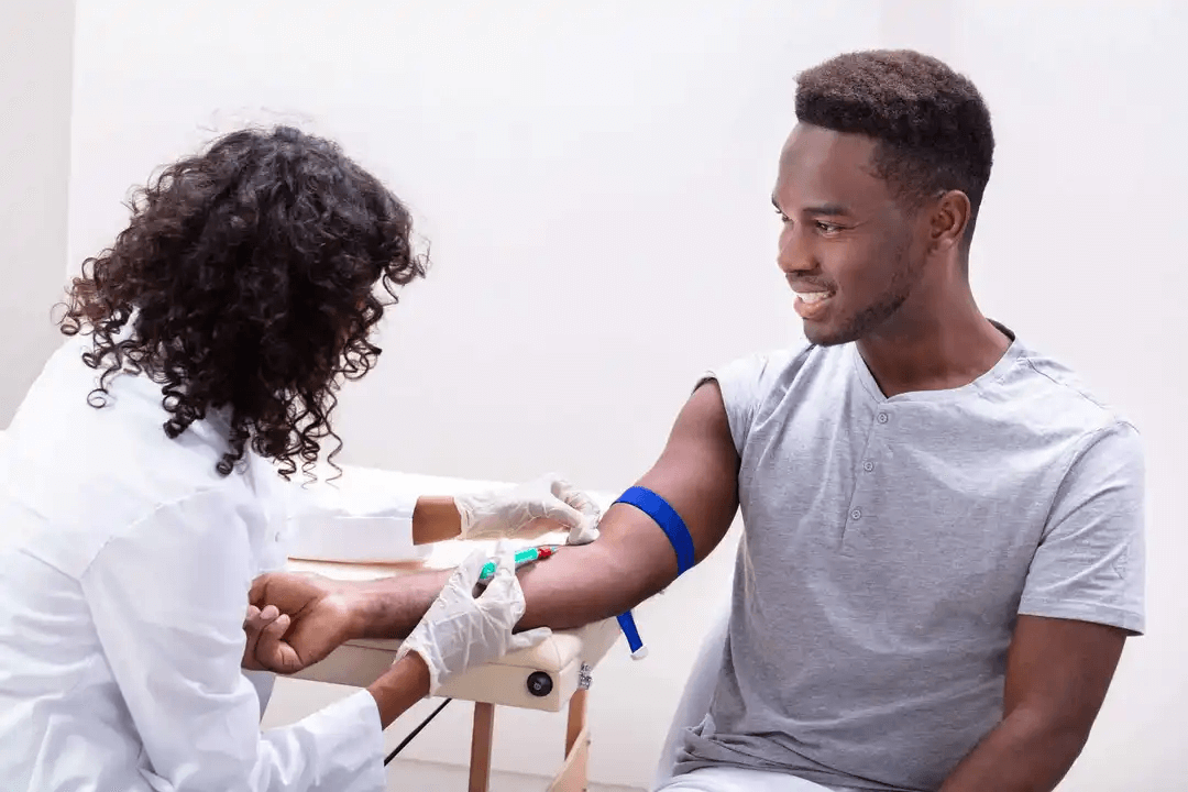 läkare tar blodprov