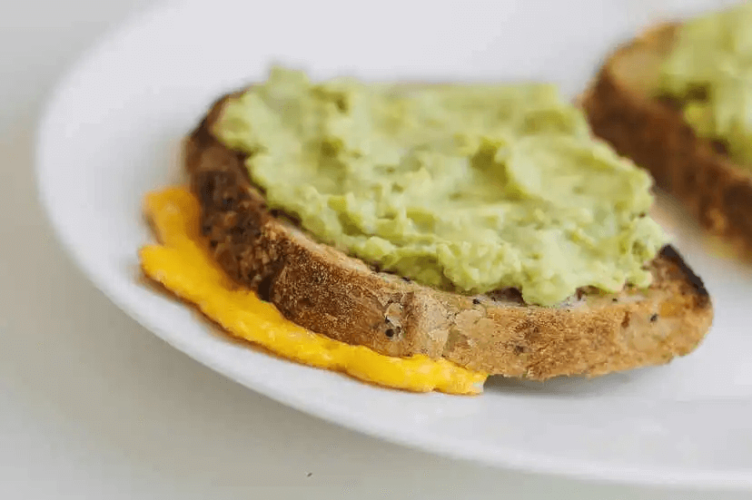 avokado på bröd med quinoa