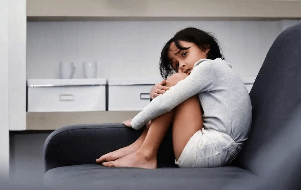 typer av funktionshinder: flicka på soffa