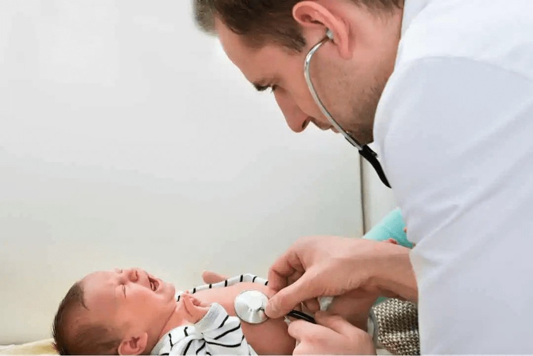 läkare undersöker spädbarn