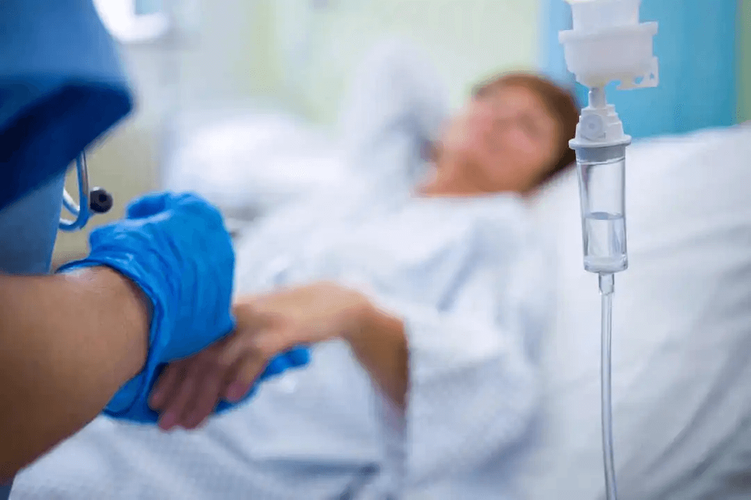 om höftfrakturer: kvinna på sjukhus