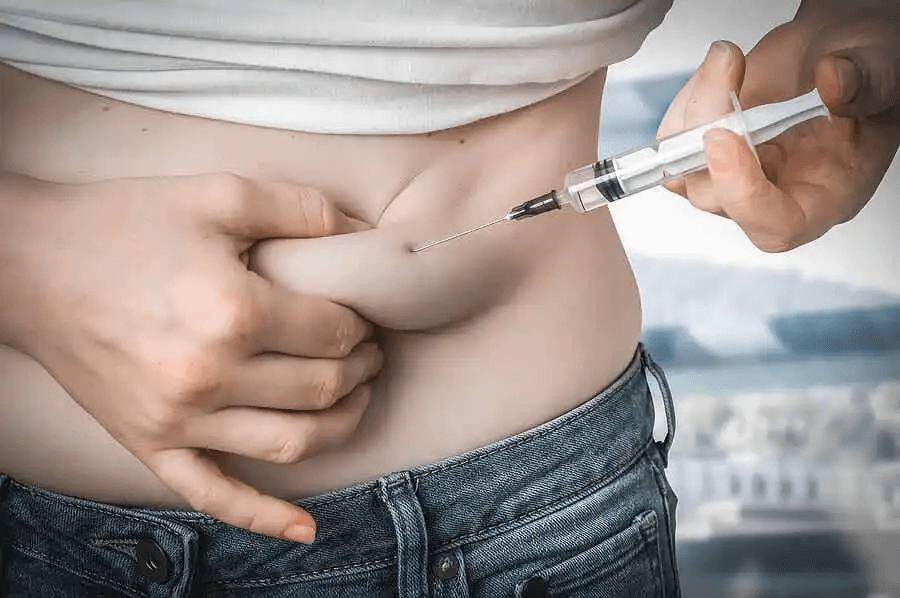 person injicerar insulin i magen