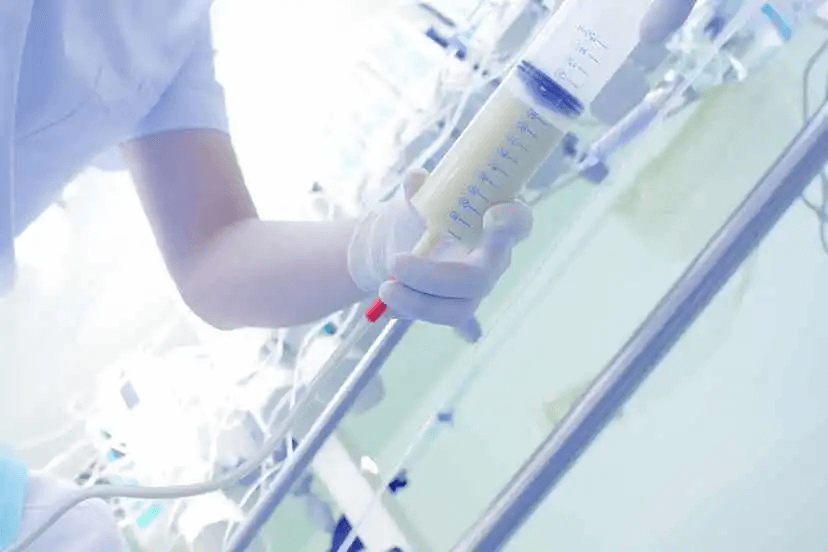 skötare justerar för artificiell vätske- och nutritionsbehandling